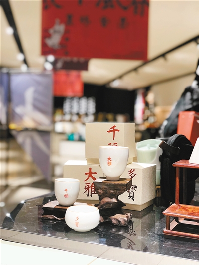 文物與文創(chuàng)跨界融合，塑造“流行中國”——碑林文創(chuàng)旗艦店試運(yùn)營文化用品獲熱捧